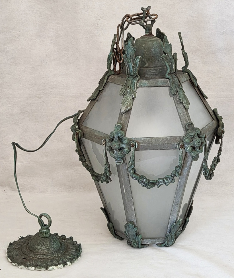 LUSTRE - metal fundido patinado, guirlandas circundantes, estrutura hexagonal, vidro jateado 45x30 cm