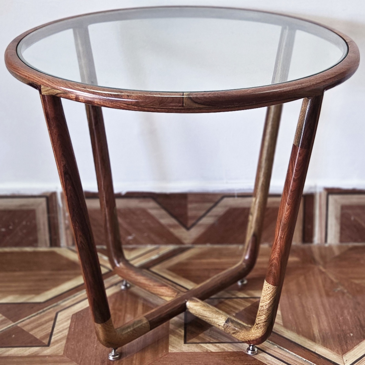 TENREIRO (atribuída) - mesa de apoio, jacarandá tampo em vidro, redonda 4 hastes anguladas, terminações recurvas centro em X com 4 pequenos pés em metal 57x54 cm