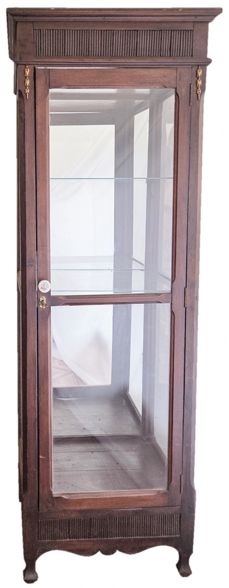 CRISTALEIRA - madeira estilo clássico com porta de vidro e detalhes decorativos em bronze, puxador em louça 181x56x56 cm
