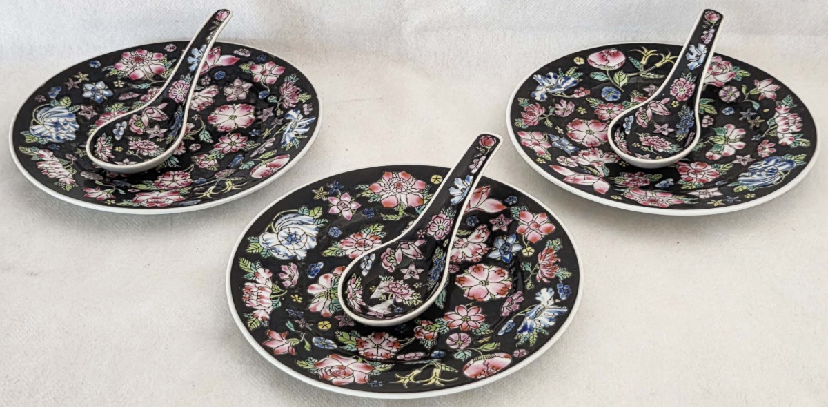PRATOS/COLHERES(3) - porcelana chinesa motivo floral com fundo preto - colher 14 cm prato 18 cm