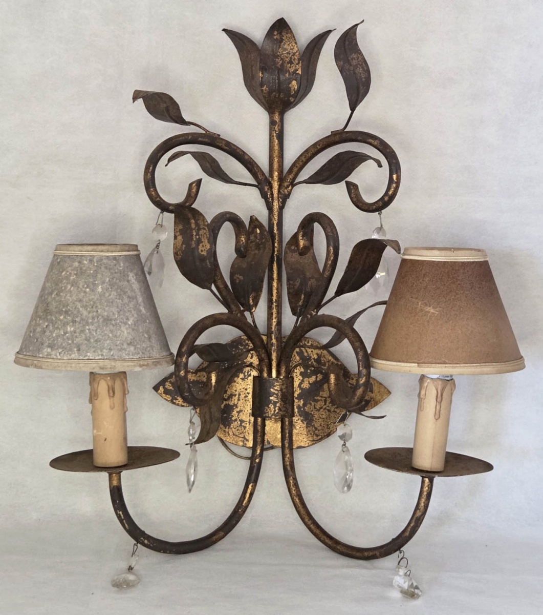 APLIQUE - em metal retorcido e folhas com dois braços e flor superior e pequenas cúpulas 44x39x17 cm