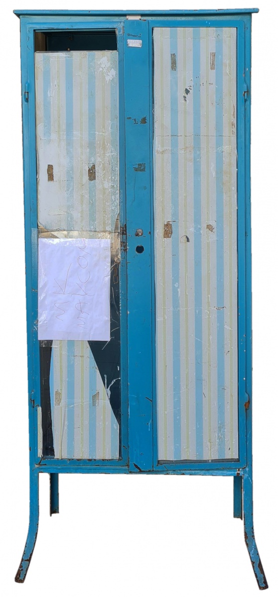 ARMÁRIO DE FARMÁCIA - tombamento da FHDF em ferro pintado,  porta e laterais vidro 164x70x43 cm (no estado)