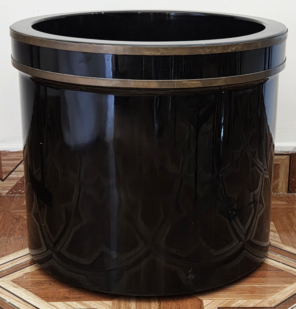 CACHEPOT - em fibra com dois frisos circundantes em bronze, preto - 53x60 cm