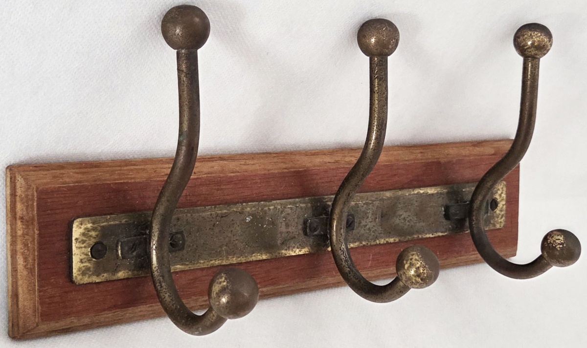 CABIDEIRO - em bronze, 3 ganchos recurvos, terminações em esferas suporte em madeira 35x16x10 cm
