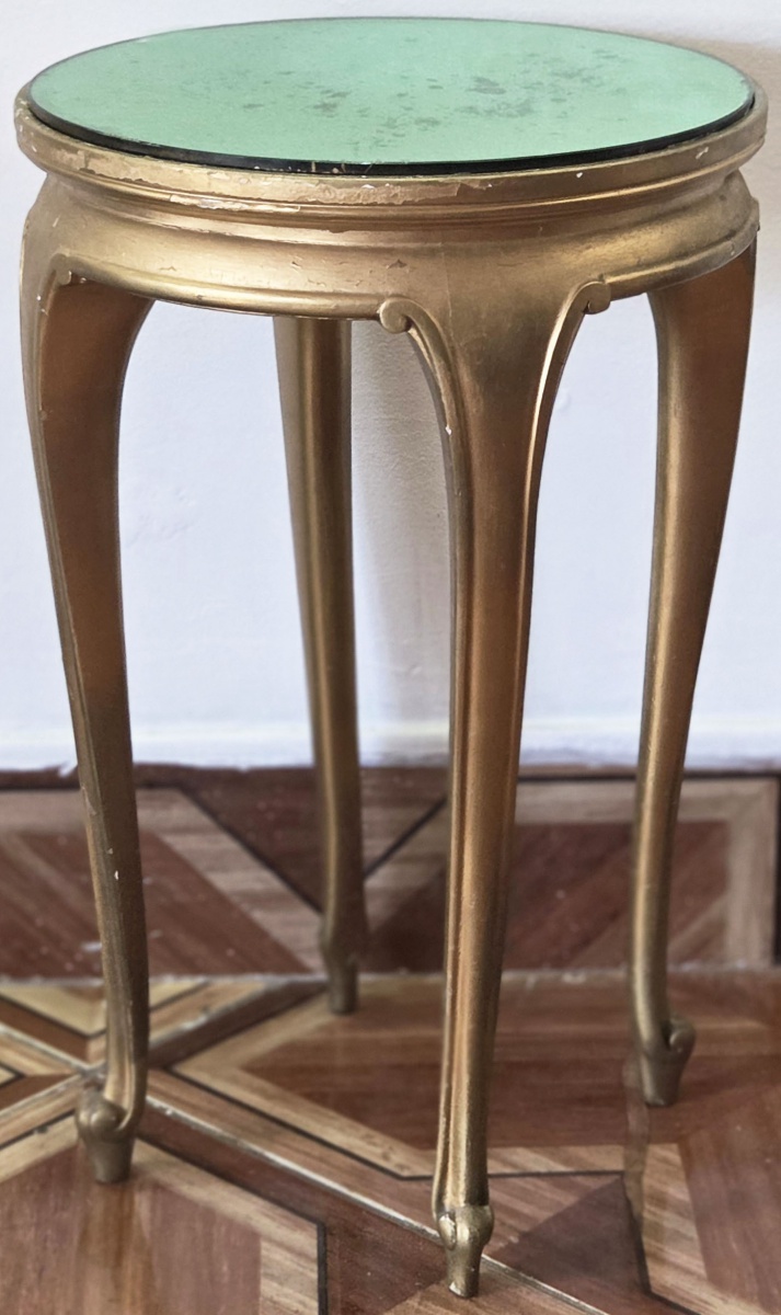 MESA COLUNA -  4 pés recurvos com douração pequenos entalhes na borda, 4 pés recurvos, redonda tampo espelhado 55x34 cm (no estado)