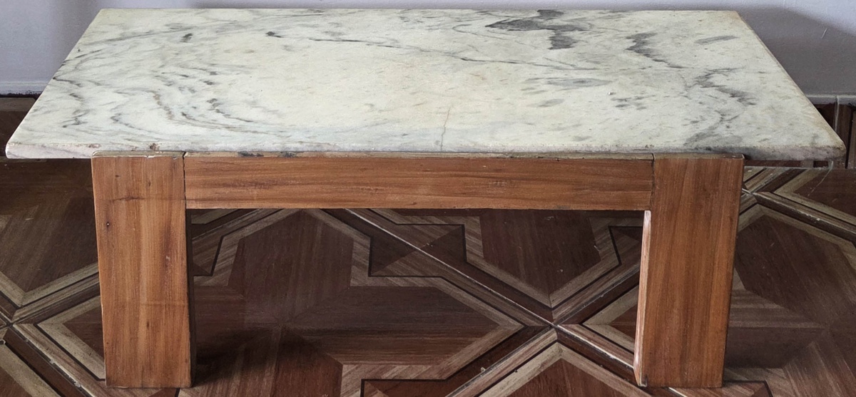 MESA DE CENTRO - tampo em mármore pés em madeira  anos 60/70 atribuída a TENREIRO 108x50x36 cm, pertenceu Holdkoc