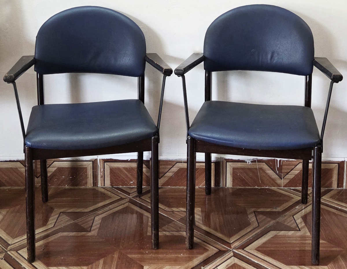 POLTRONAS(par) - GERALDO DE BARROS, anos 70 maderia encosto em meia lua e estofadas em napa azul 48x44x84 cm