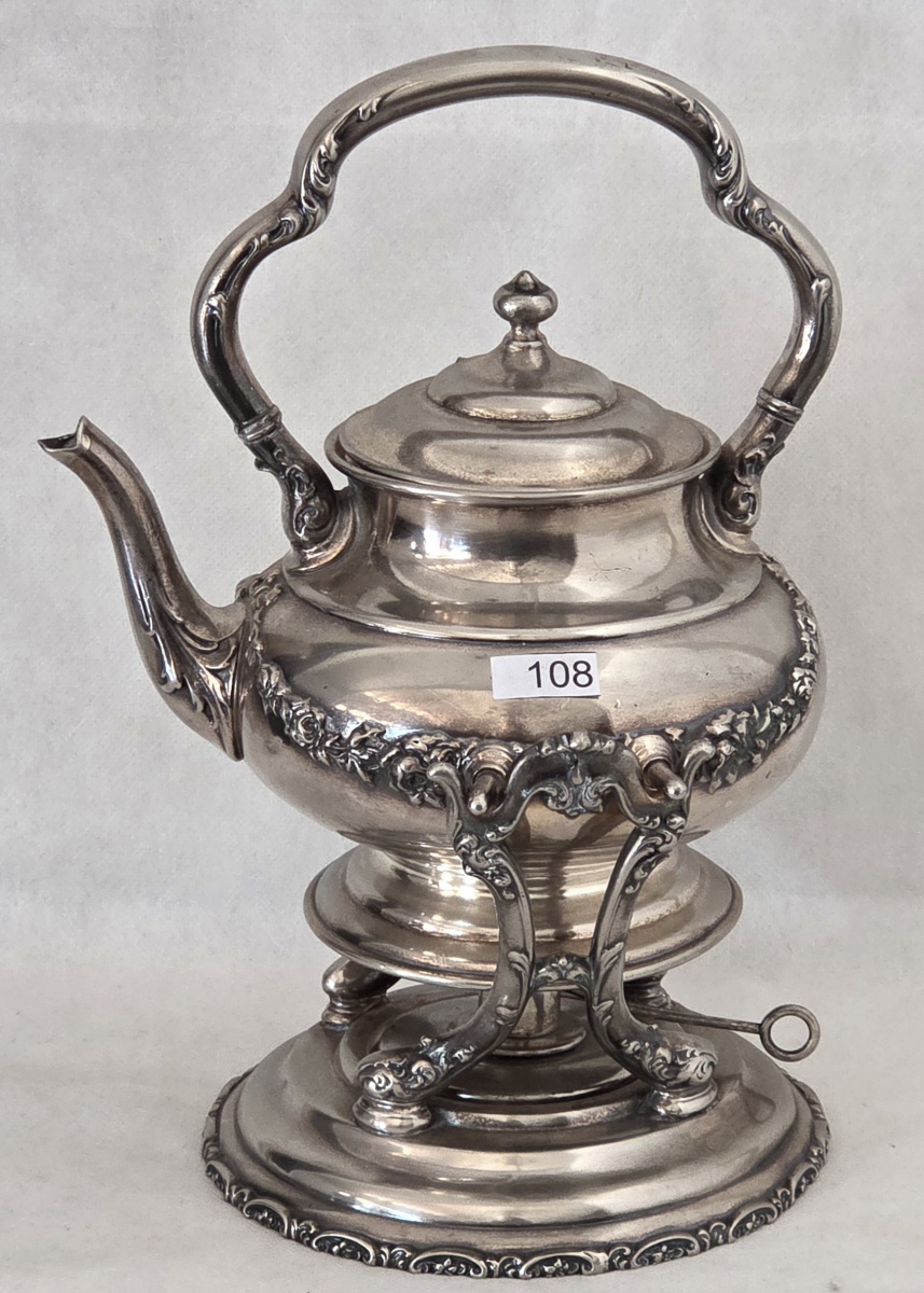 SAMOVAR - espessurado a prata Wallace Bross, pé circular detalhe em relevo circundante e ta,bém no bojo, suporte e alça trabalhados, contem fogareiro e marca ao fundo 33x23x20 cm
