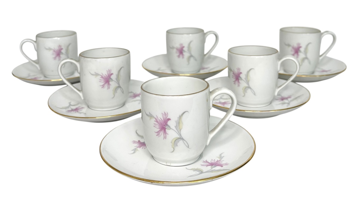 RICHARD GUINORI - Jogo de seis xícaras  em requintada pasta de porcelana italiana RICHARD GUINORI adornadas com ramalhetes de flores em policromia e contorno em vibrante ouro. Acompanha os seus respectivos pires.