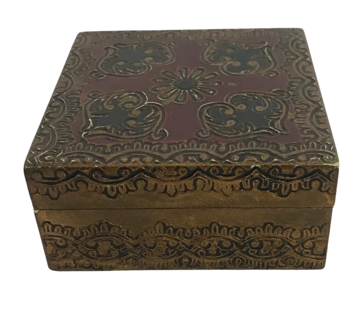 Caixa / porta joias em madeira dourada com aplicação de motivo floral em relevo e pintura esmaltada nas cores vermelho, dourado e preto. Interior revestido em veludo vermelho.Peça de feitura artesanal, com trabalho ...