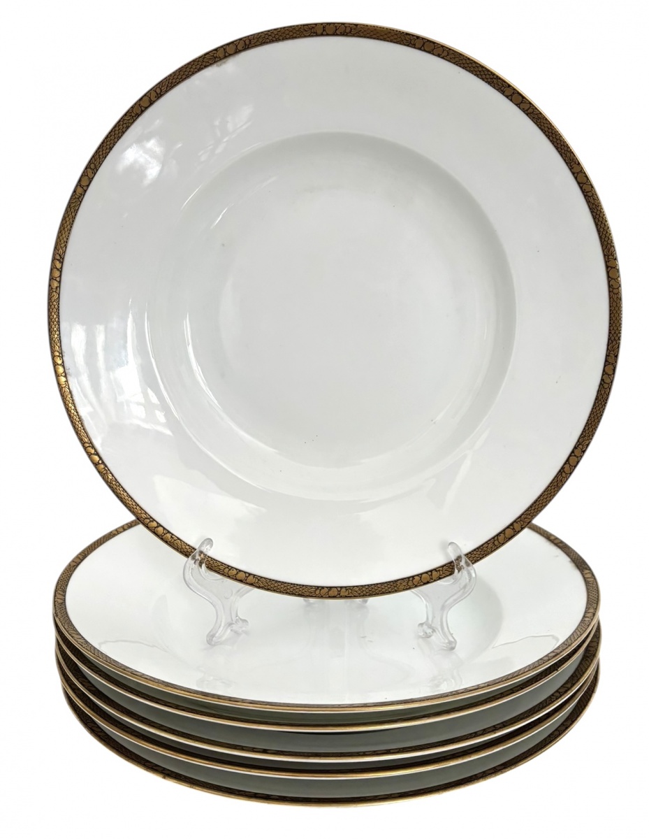 BAVARIA - ROSENTHAL  Selb Bavaria.Elegante conjunto de 6 pratos fundos em pasta de porcelana fina alemã, bordas decoradas com filete dourado e delicado motivo em relevo. Peças de excelente qualidade e conservação, ...