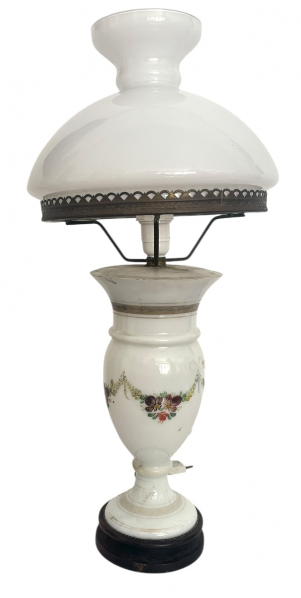 Abajur vintage em opalina francesa branco leitoso com delicadas guirlandas florais pintadas mão, base em madeira e cúpula em vidro leitoso no estilo lampião. Peça charmosa, com estética romântica e toque clássico, ideal ...