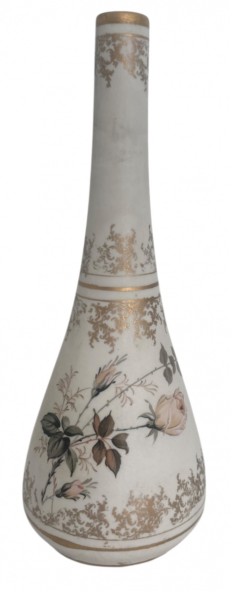 Vaso e ou floreira em porcelana Santa Izabel  Pedreira, com corpo alongado e decoração floral em tons suaves, detalhado com ricos arabescos dourados. Peça elegante, de estilo clássico paulista, ideal para composição ...