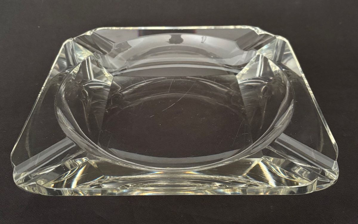 ART DECO - Cinzeiro em cristal Moser, de corte geométrico robusto e transparência impecável. Peça de linhas precisas, peso marcante e acabamento refinado, típica da excelência artesanal da manufatura tcheca. Mede 22 x ...