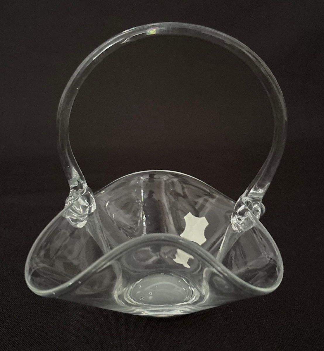 Cestinha em cristal LPG Blumenau, modelada à mão, linhas orgânicas e transparência pura. Peça delicada, charmosa e ideal para composições decorativas. Apresenta etiqueta. Mede 13 cm.