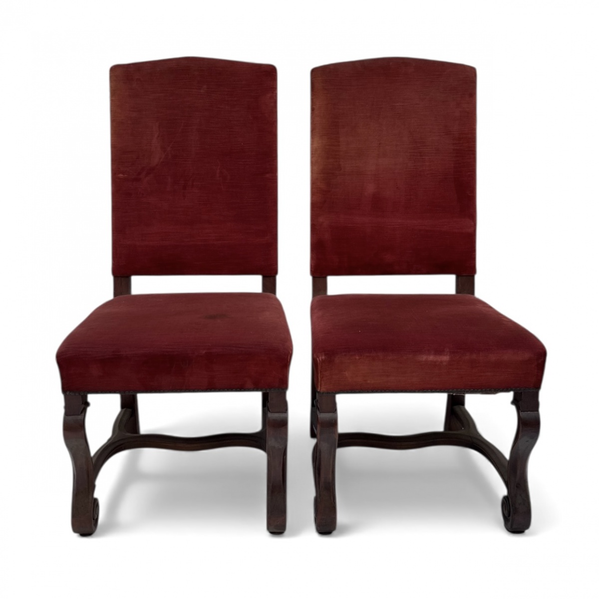LEANDRO MARTINS - Par de palacianas cadeiras Leandro Martins, estofadas em veludo alemão cor rubi, com estrutura em madeira escura e pernas curvas amarradas por travessão. Design clássico brasileiro, elegante, robusto e ...