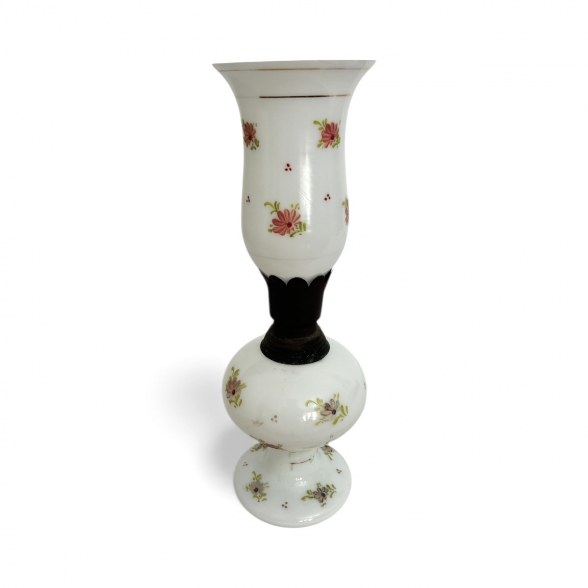 Luminária vintage em opalina francesa branco leitoso adornada com delicadas flores pintadas à mão. Base bojuda e cúpula original combinando, criando um conjunto romântico e raro para decorar com charme. Ideal para ...