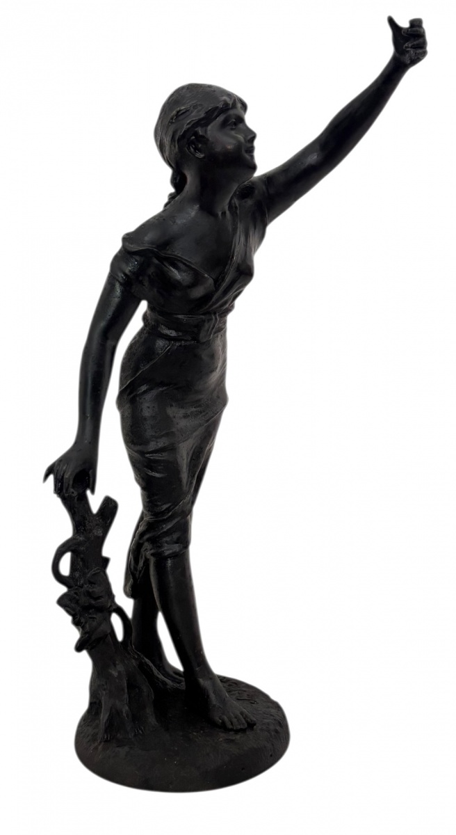 L. RENÉ - Escultura em petit bronze patinado representando figura feminina em postura clássica, braço elevado em gesto expressivo, apoiada sobre base orgânica. Assinada na base  L. René. Peça de estilo Art Nouveau, com ...