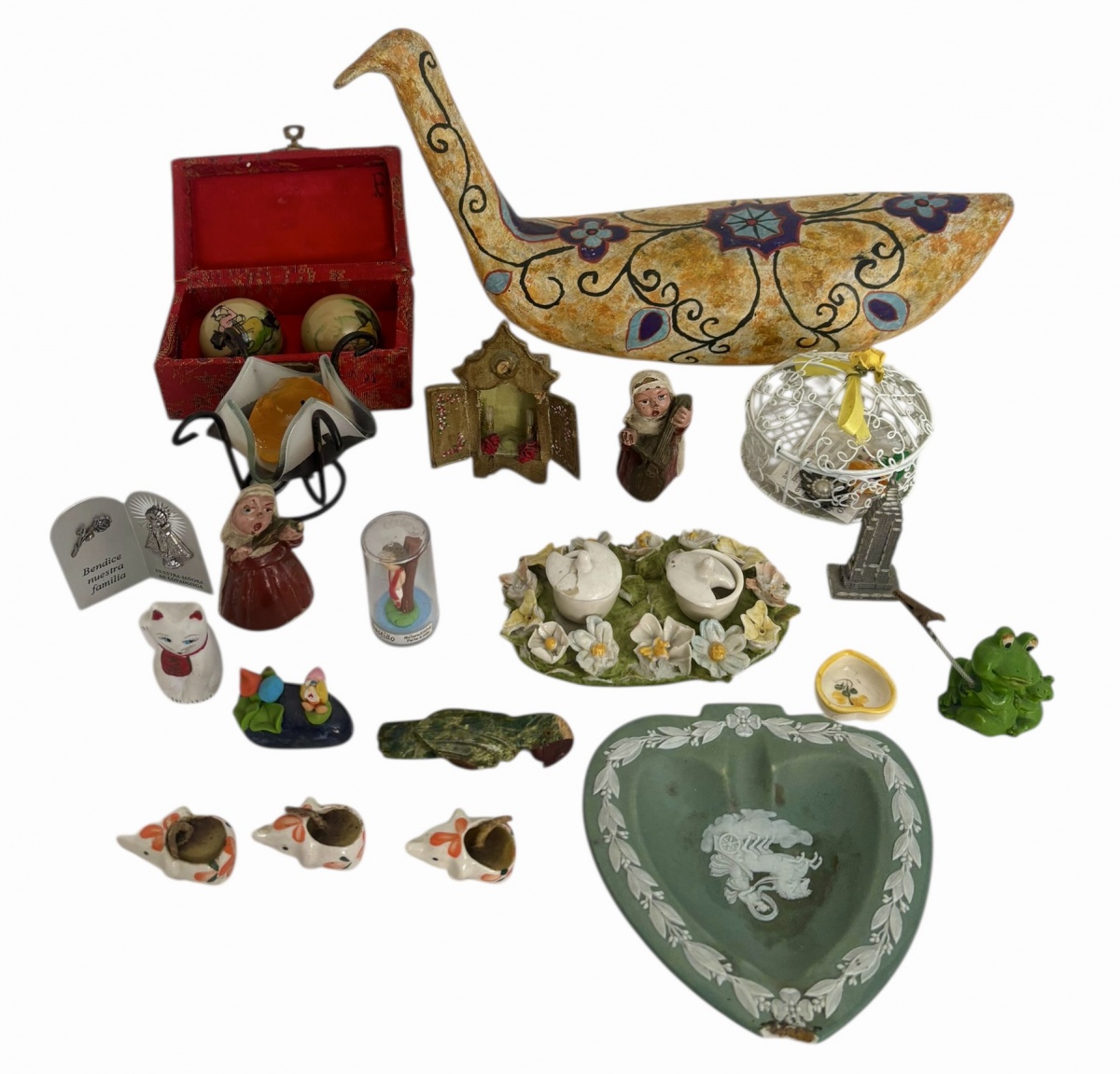 Lote decorativo com objetos diversos, composto por ave decorativa em cerâmica policromada, caixa forrada contendo esferas pintadas à mão, castiçais, pequenas esculturas e bibelôs em porcelana, resina e metal, ...