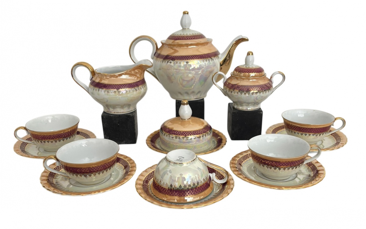 STEATITA - Conjunto de chá em porcelana brasileira, composto por bule, açucareiro, leiteira, manteigueira e cinco xícaras com pires. Peças com acabamento perolado, rica decoração em tons vinho e dourado, bordas ...