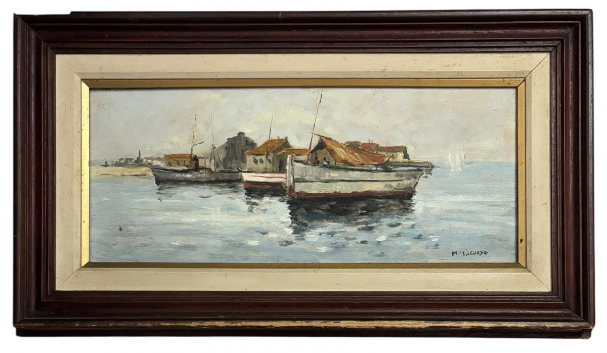 MAURICIO MACHADO - Obra em óleo sobre madeira representando marinha portuguesa com embarcações, assinada por Maurício Machado. Verso identificado: O.S.M.  Marinha Portugal, datada de 1994. Acompanha moldura em madeira ...