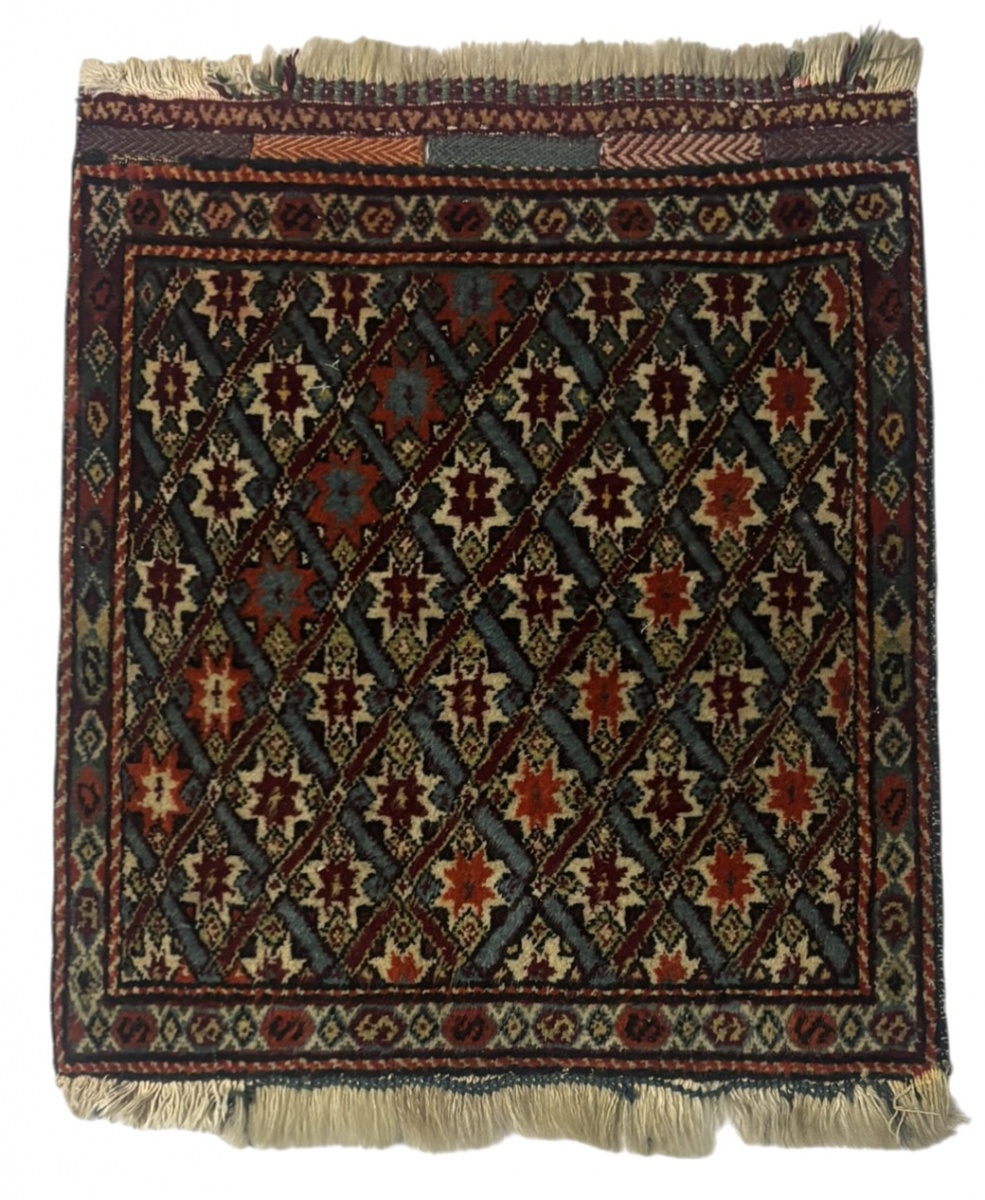 Tapete oriental artesanal, tecido à mão, com padrão geométrico repetitivo e bordas decoradas. Paleta em tons de vinho, azul, verde e bege, com franjas originais. Peça decorativa de forte caráter étnico, ideal para ...