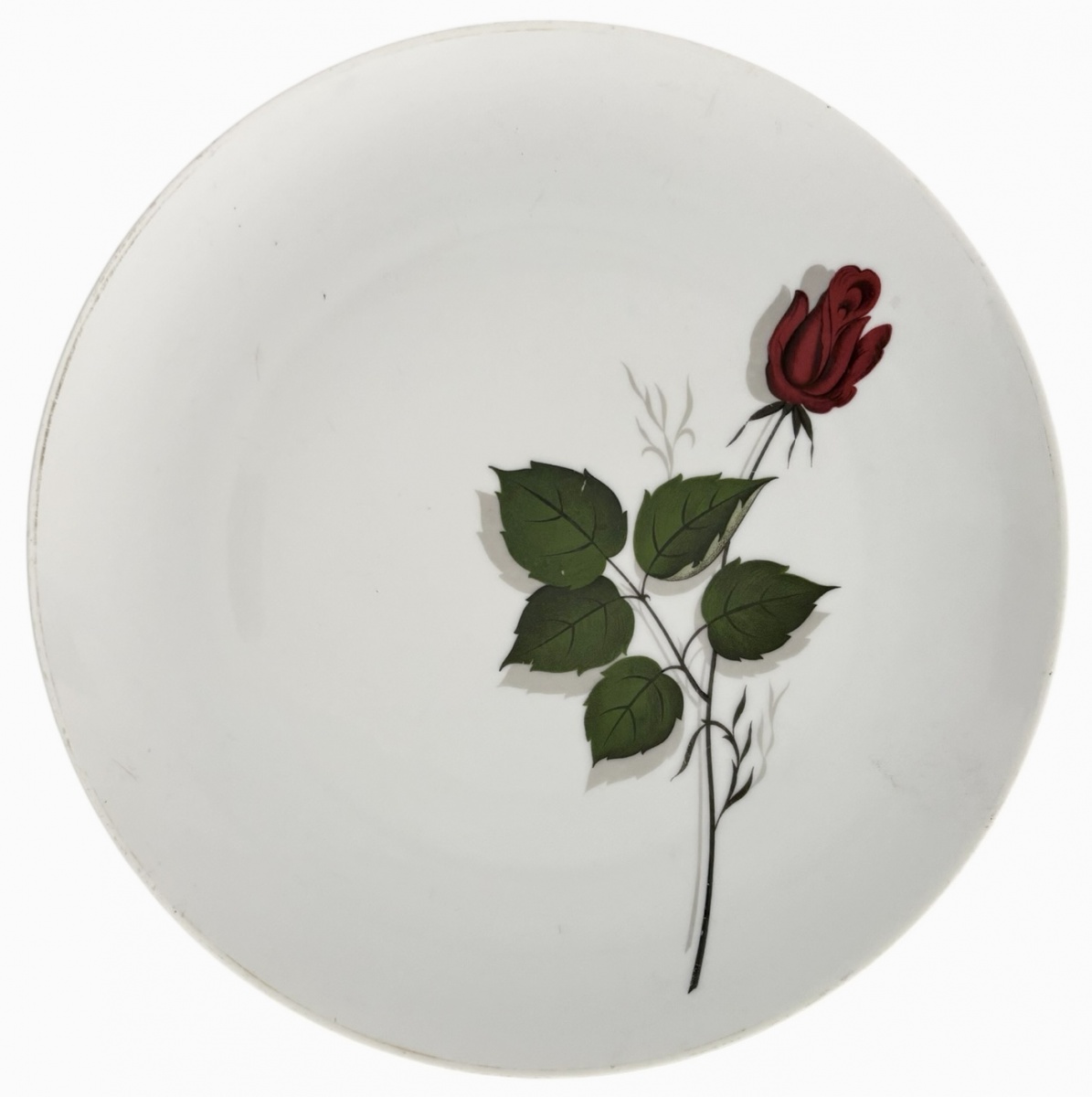 Medalhão decorativo em porcelana alemã Winterling, Marktleuthen, Bavária. Peça de fundo branco com delicada pintura manual de rosa vermelha e folhagens, composição elegante e atemporal. Marca do fabricante no verso. Em ...