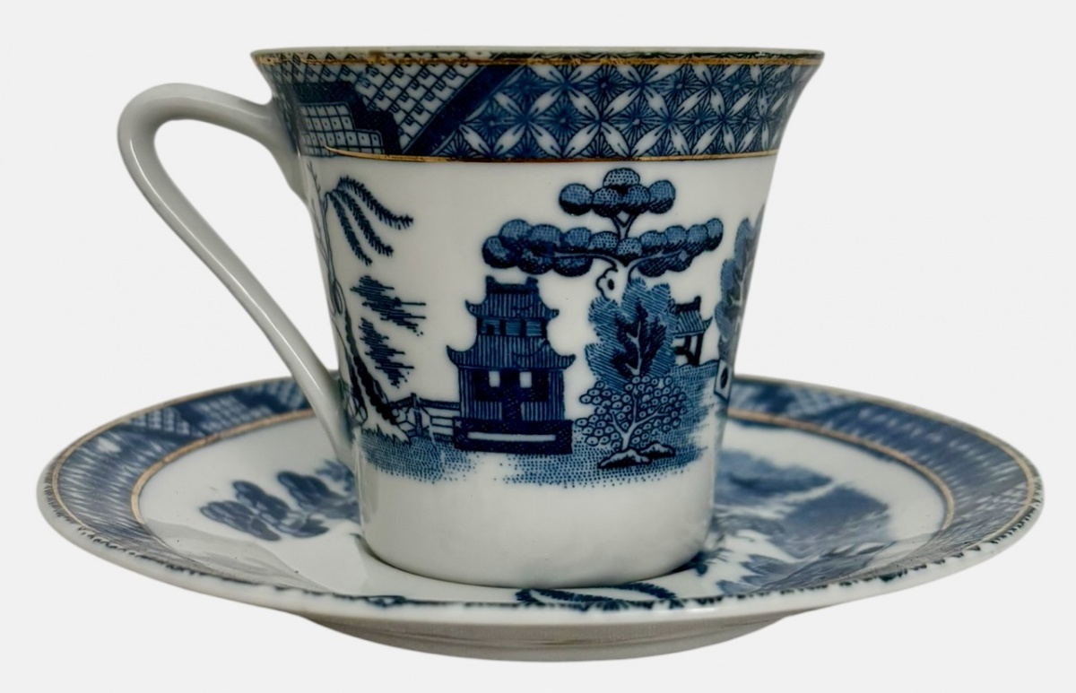 JAPÃO - Conjunto de xícara e pires de café em porcelana oriental, decoração azul e branca com cena paisagística clássica, borda com padrões geométricos e detalhes em dourado. Peça delicada, de estética tradicional, ...