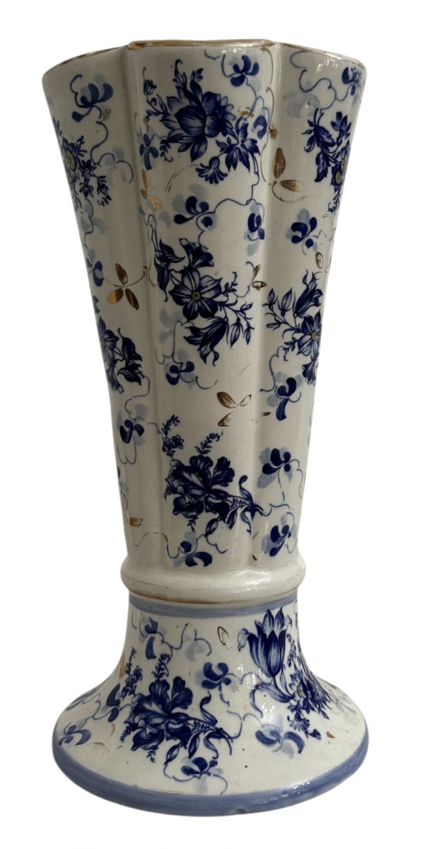Vaso em faiança europeia, corpo canelado, decorado à mão com flores em azul cobalto e delicados detalhes em dourado. Base circular e boca ondulada, marcação no fundo. Peça decorativa de caráter clássico, provável ...