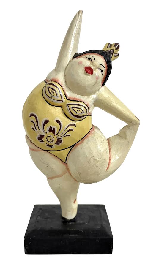 Escultura decorativa, representando figura feminina em pose de dança ou exercício, modelada em madeira policromada, com traje em tons de amarelo e detalhes florais. Montada sobre base retangular. Marcas do tempo. Mede ...