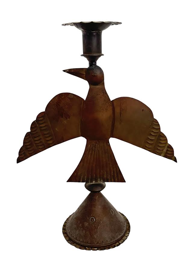 Castiçal em metal patinado representando ave estilizada com asas abertas, trabalho artesanal em chapas recortadas e marteladas, com suporte superior para vela e base cônica. Peça decorativa de forte caráter escultórico. ...