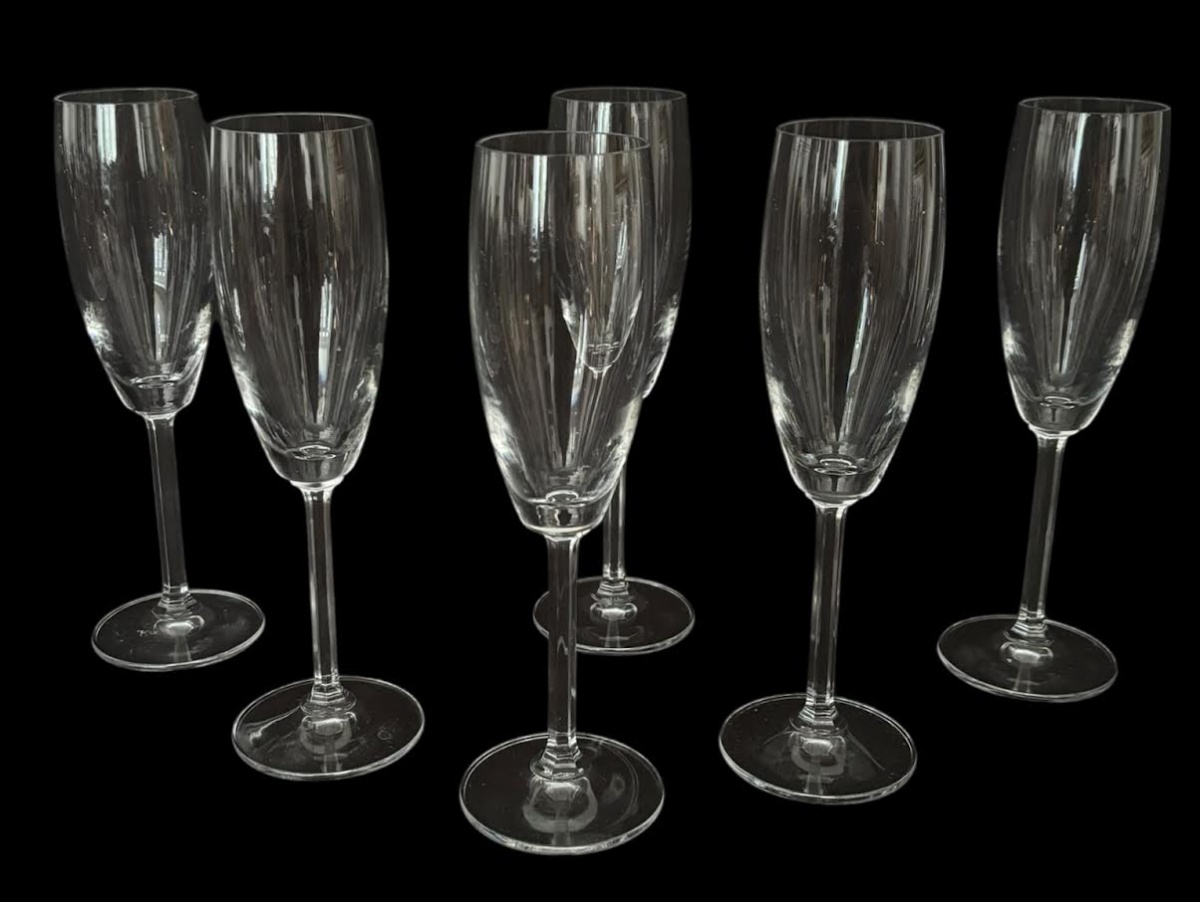 Conjunto com 6 taças tipo flute para champagne em cristal incolor, corpo alongado com delicadas caneluras verticais, haste lisa e base circular. Mede 21,5cm.