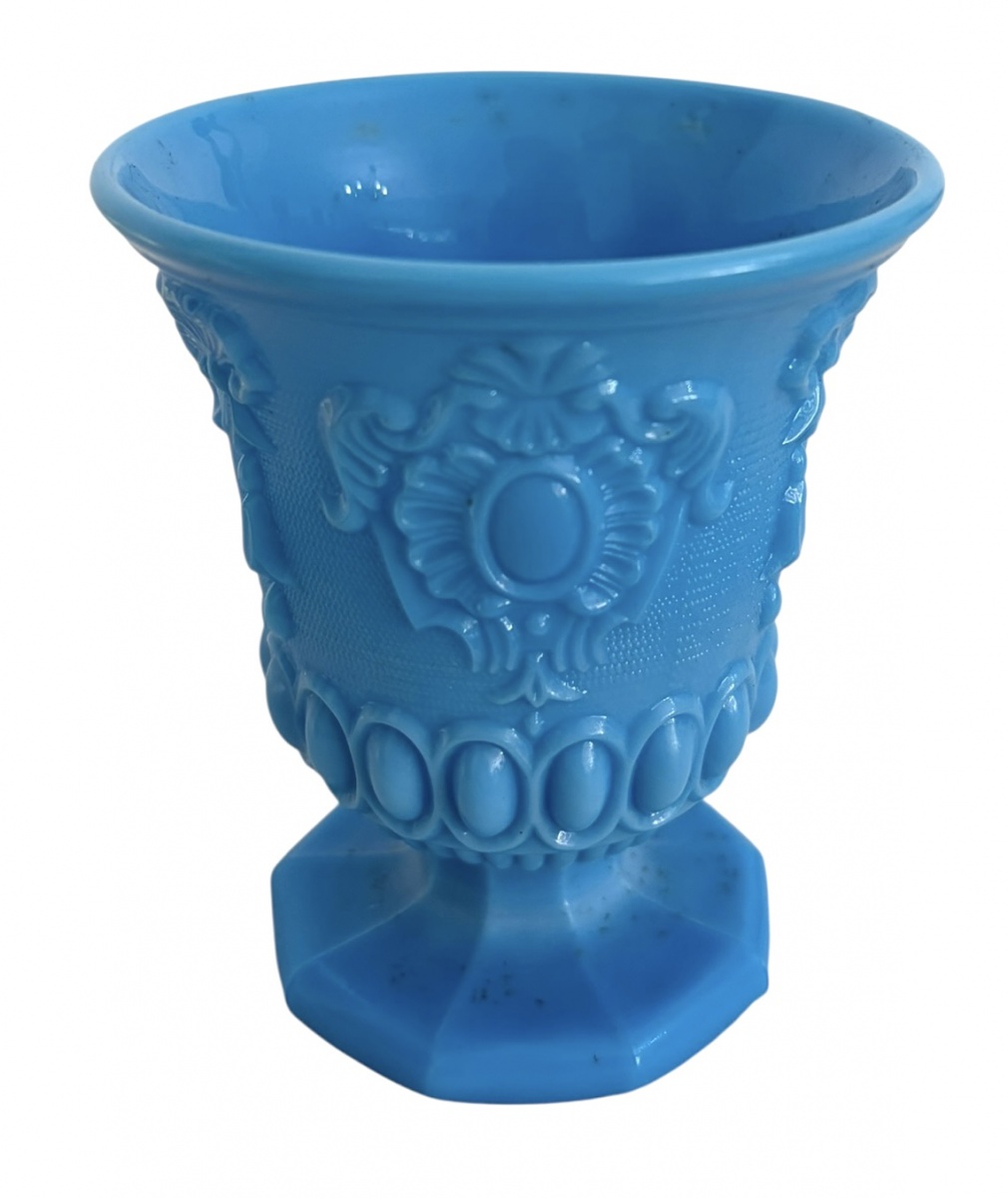 FRANÇA SÉC XIX. - Taça em opalina azul francesa azul, cristalerie Baccarat, século XIX, ricamente moldada em relevo com motivos ornamentais e medalhões ovais, corpo texturizado e base facetada. Peça decorativa de ...