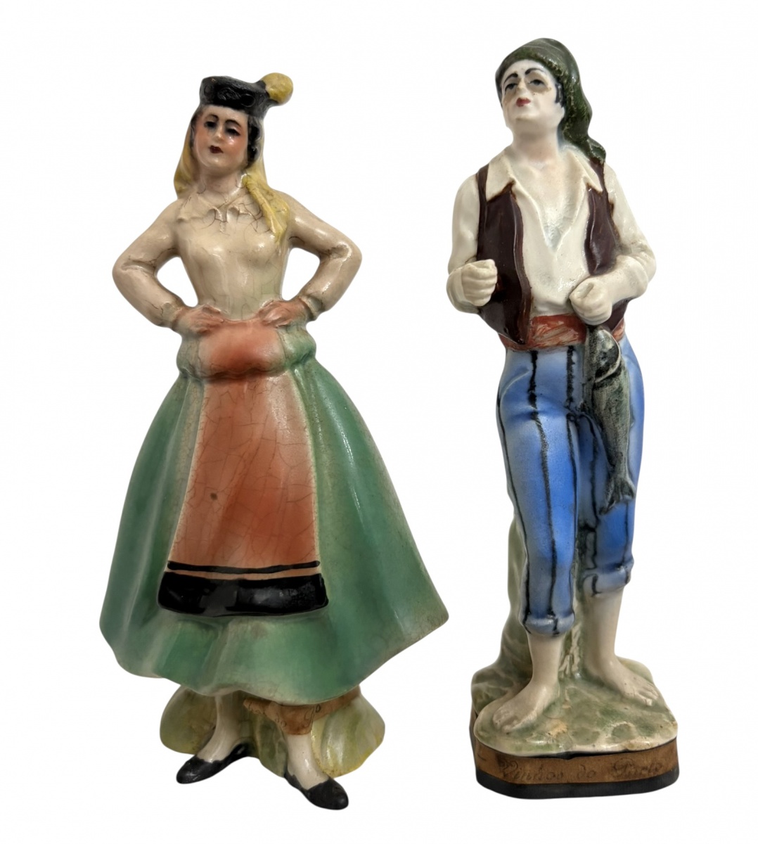 PORTUGAL - Par de estatuetas publicitárias em porcelana portuguesa Porto esmaltada, representando casal em trajes típicos. Bases com inscrição Vinícola Mundial. Peças policromadas, com desgaste do tempo e vestígios de ...