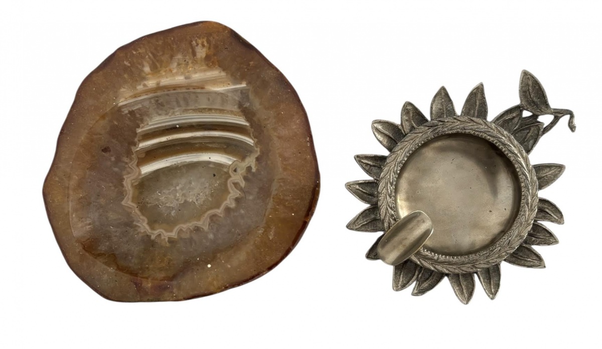 Lote contendo dois pequenos itens decorativos para coleção. Centro de mesa ou cinzeiro em ágata natural, tons terrosos, lapidação orgânica e bordas polidas. Cinzeiro antigo em metal fundido, formato de flor com folhas, ...