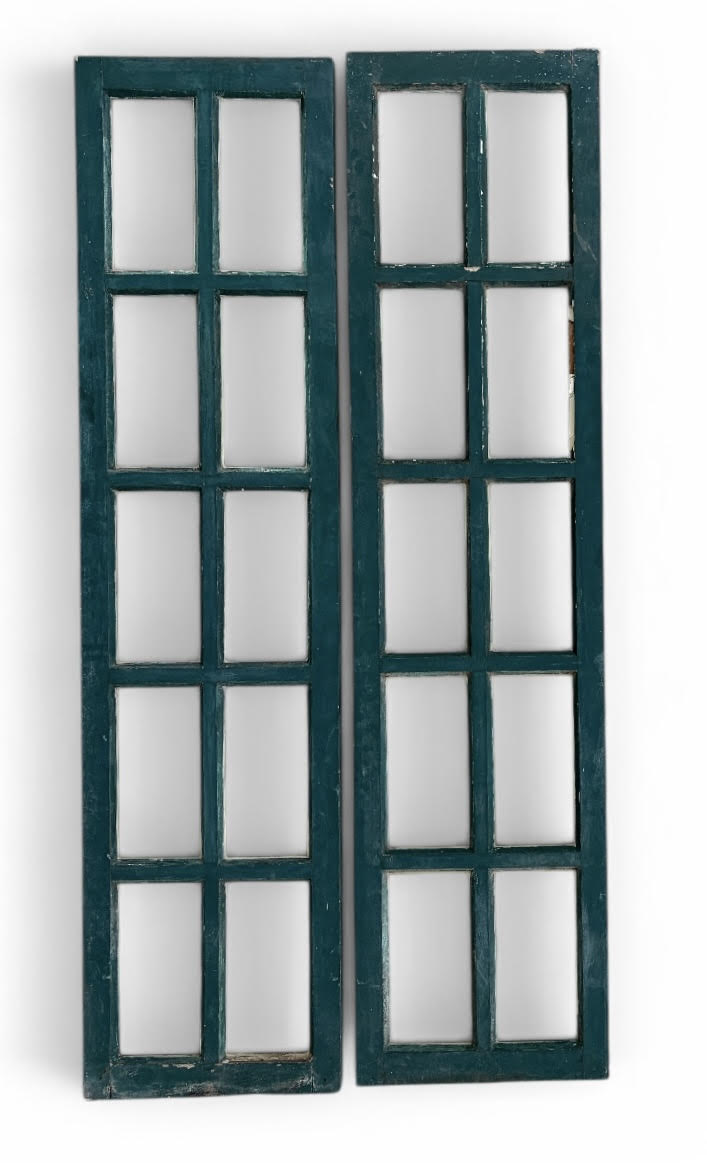 Par de portas antigas em madeira nobre, meados do século XIX, com caixilharia em múltiplos vãos para vidro, apresentando bela pátina do tempo. Uma das peças possui vidro quebrado. Conjunto de valor decorativo e ...