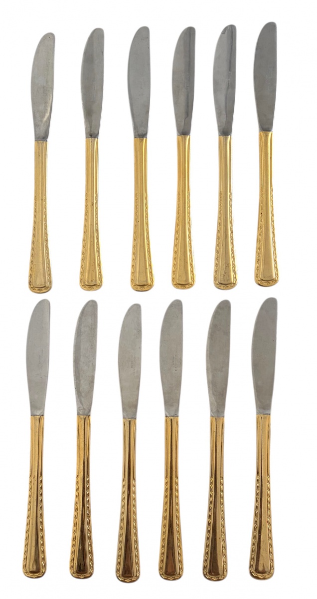 JAPAN - Conjunto com 12 facas de jantar em stainless steel Japan, acabamento em vibrante dourado, cabos com delicado trabalho em relevo geométrico. Peças elegantes, ideais para composição de mesa. Mede 21,5 cm.