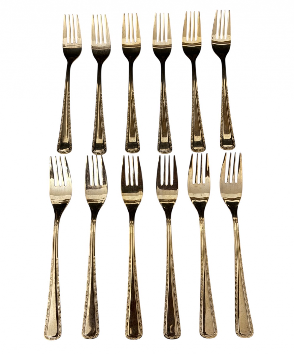 JAPAN - Conjunto com 12 garfos de jantar em stainless steel Japan, acabamento em vibrante dourado, cabos com delicado trabalho em relevo geométrico. Peças elegantes, ideais para composição de mesa. Mede 19,5 cm.