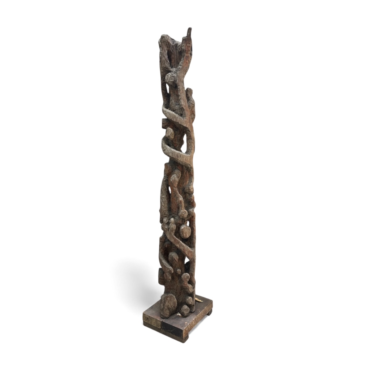 ANDREA BRANDANI - Imponente obra esculpida em único tronco de arvore,  peça vertical de forte presença, marcada por entalhes orgânicos que criam movimento espiralado e figuras emergindo do tronco. Trabalho expressivo, ...