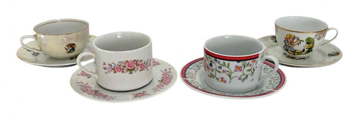 Lote com 4 xícaras de chá em porcelana, com respectivos pires, de estilos distintos: decoração floral clássica, motivos campestres e infantil, incluindo exemplar com acabamento perolado. Peças delicadas, ideais para ...