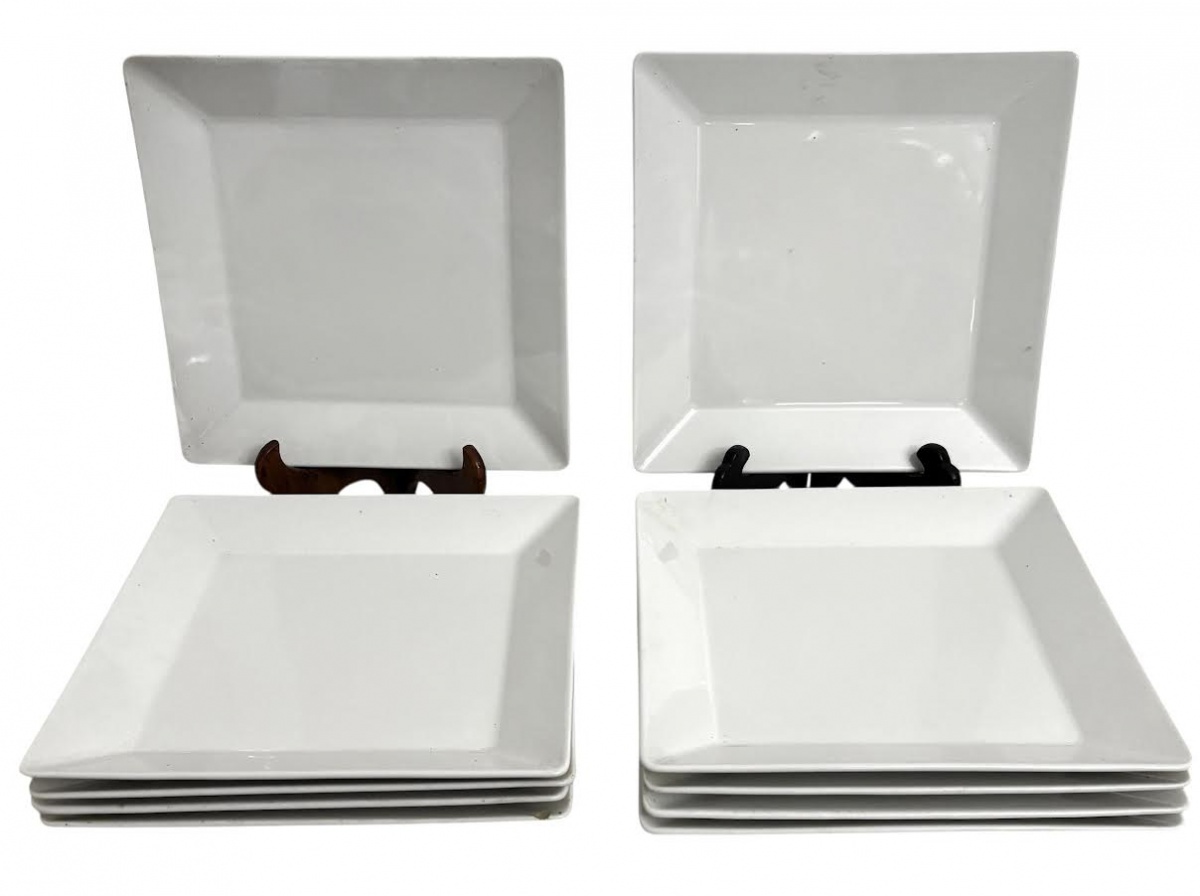 Conjunto de 10 pratos quadrados em porcelana branca Oxford Porcelanas, de linhas modernas e acabamento minimalista. Peças versáteis para mesa contemporânea, apresentando leves sinais de uso. Um contém bicado. Mede 26cm.