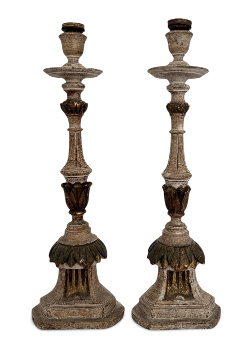 MINAS SÉC. XIX - Par de tocheiros sacros em madeira entalhada, ricamente ornamentados com motivos vegetalistas e elementos em douração ao estilo barroco mineiro, apresentando pátina envelhecida em tons claros. Bases ...