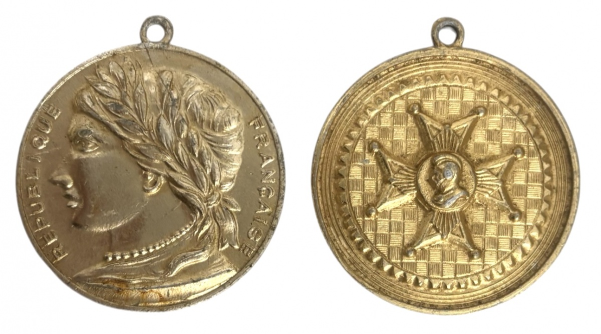 Lote de medalhas antigas francesas em metal dourado, com argola para suspensão. Uma com busto feminino laureado e inscrição République Française, verso com estrela e perfil central em relevo. Outra com brasão e ...