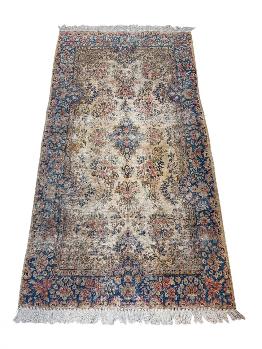 Tapete persa estilo Nain, de fina manufatura, em lã (possíveis detalhes em seda), decorado com medalhão central e rica composição floral em tons de azul e marfim.Peça elegante, de trama delicada e alta densidade.Meados ...