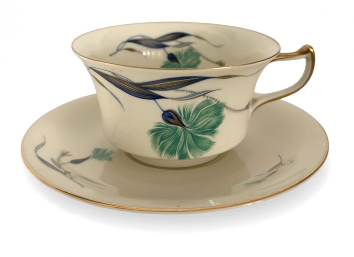 ROSENTHAL ALEMANHA - Xícara de chá com pires em fina porcelana alemã Rosenthal Ivory, decoração floral estilizada em tons de verde e azul, com filetes dourados na borda e alça. Peça elegante, de linhas delicadas e ...