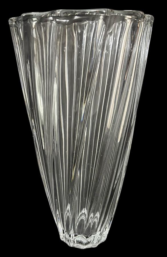 Vaso em cristal moldado incolor, corpo facetado com caneluras verticais em elegante movimento torcido e borda recortada ondulada. Peça de forte apelo decorativo, com design clássico e atemporal, ideal para composição de ...