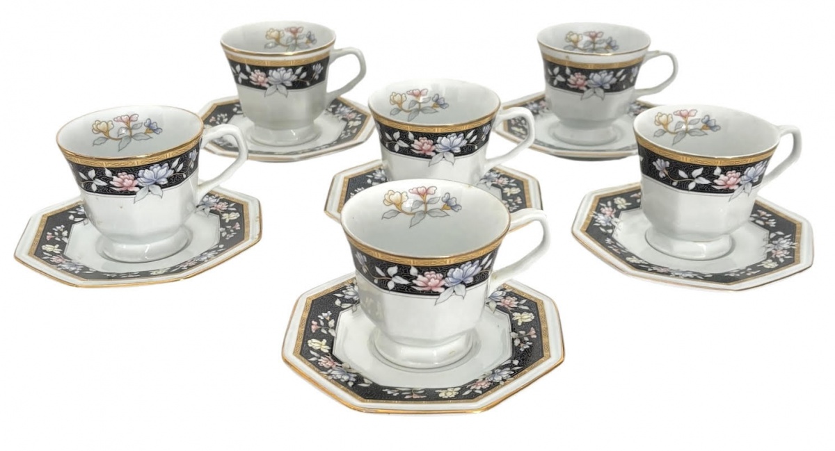 Conjunto com 6 xícaras para chá em porcelana Schmidt, acompanhadas de pires oitavados. Decoração floral policromada sobre faixa negra com detalhes dourados, em elegante composição clássica. Peças de delicado acabamento ...