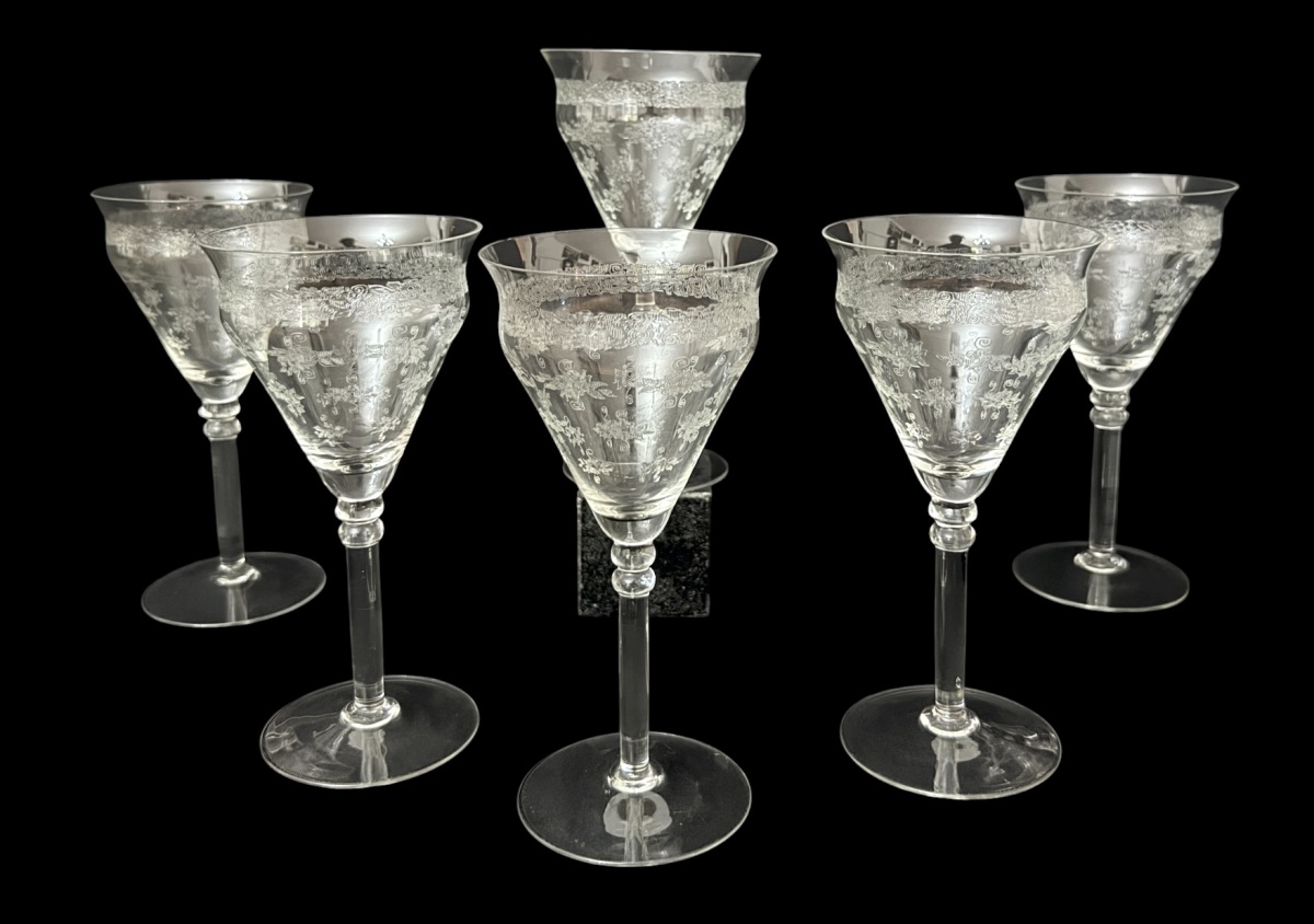 Conjunto com 6 taças para vinho em cristal translúcido europeu, decoradas com delicada gravação floral e friso contínuo em ácido, haste elegante e bojo amplo no estilo clássico francês. Peças de refinado acabamento, ...