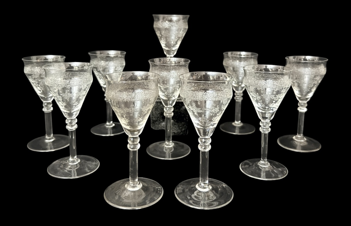 Conjunto com 10 taças para licor em cristal translúcido europeu, decoradas com delicada gravação floral e friso contínuo em ácido, haste elegante e bojo amplo no estilo clássico francês. Peças de refinado acabamento, ...