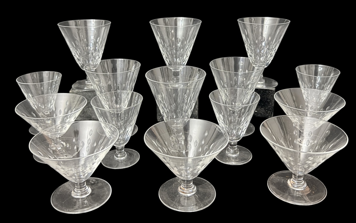 Conjunto com 15 taças em cristal translúcido, decoradas com delicado padrão em relevo bicado, composto por taças de diferentes formatos. Apresentam elegância clássica e refinado acabamento. Sendo 3 peças com ...